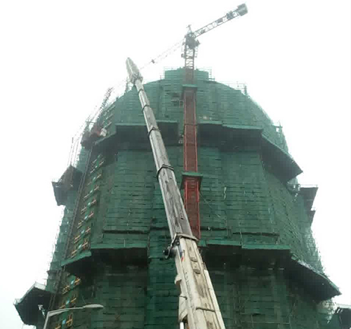绥化吊车在工地上作业